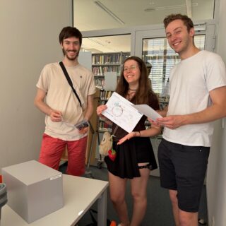 🥾 Das InfoLab Team war on Tour! Das Team hat gemeinsam das neue Escape-Game in der Saarländischen Landes- und Universitätsbibliothek (SULB) gespielt. Wir hatten viel Spaß dabei, der sehr phantasie- und liebevoll gestalteten Geschichte zu folgen. Wir konnten helfen: Alle Figuren sind wieder in ihren Büchern! 📚

🗒️ Nach Anfrage ist das Escape-Game in der SULB für Teams bis 8 Personen kostenlos spielbar. 

🕵️ Das InfoLab-Team hat sich Anregungen für die eigenen Edu-Breakouts zur Informatik mitgenommen. 

🤖 Im InfoLab können Lehrkräfte unsere Edu-Breakouts buchen: zu den Lehrplänen Informatik der 7., 8. oder 9. Klasse (Gemeinschaftsschule und Gymnasium), Künstliche Intelligenz (passend zu KI in den Lehrplänen 7. bis 10. Klasse) und Kryptologie (wie im Lehrplan 8. Klasse). Die Spiele sind bei den Schüler*innen sehr beliebt! 

ℹ️ Mehr Informationen zu Informatik-Edu-Breakouts finden sich auf der Webseite: infolab.cs.uni-saarland.de

🎯 Terminanfragen zu den Edu-Breakouts des InfoLabs bitte per Mail an infolab@cs.uni-saarland.de